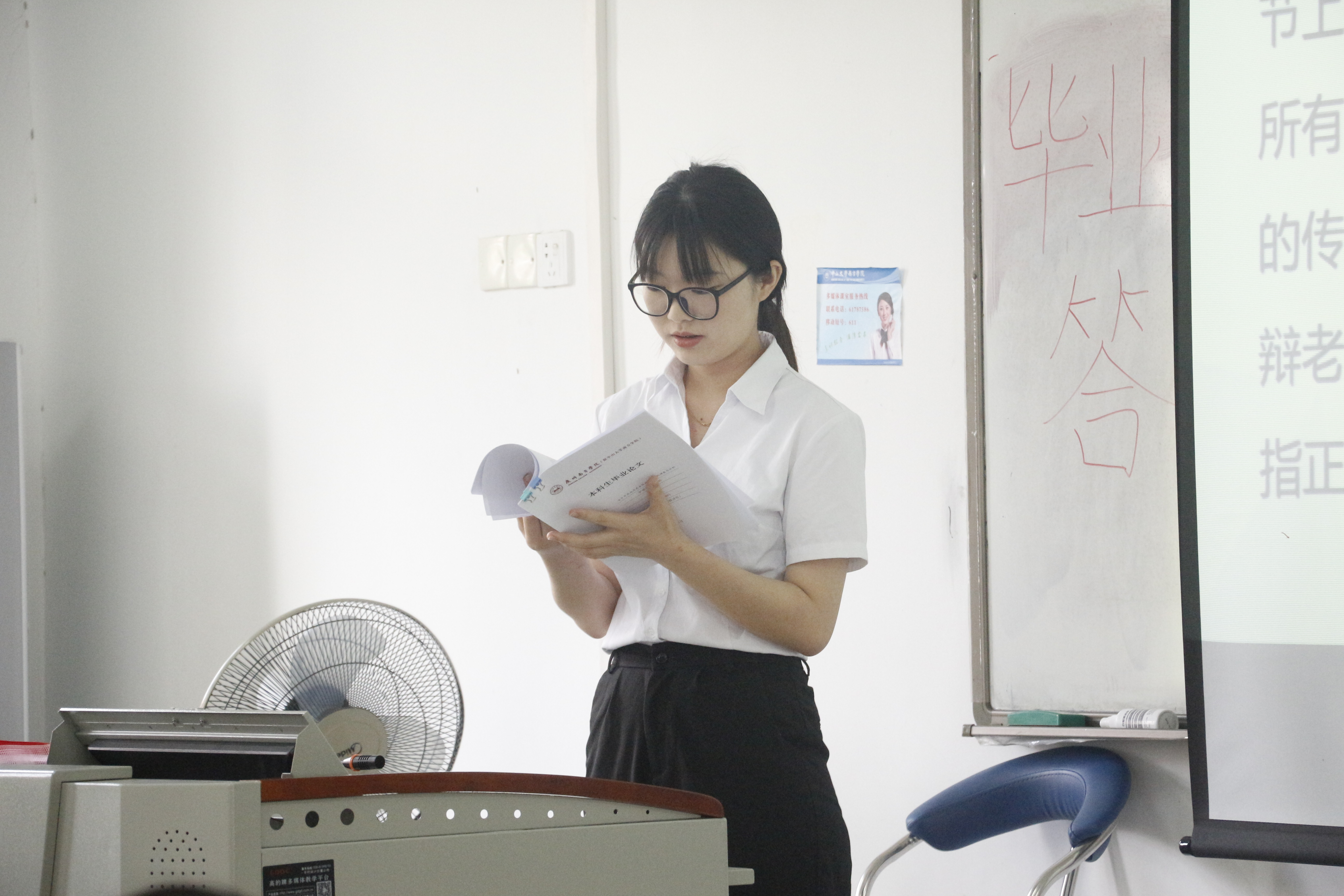 毕业生进行答辩(2).JPG